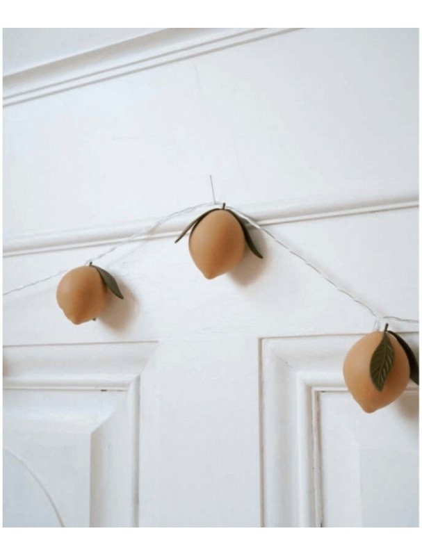 Guirlande lumineuse décorative avec des petits citrons en silicone. Réalisée par la marque Konges Slojd.