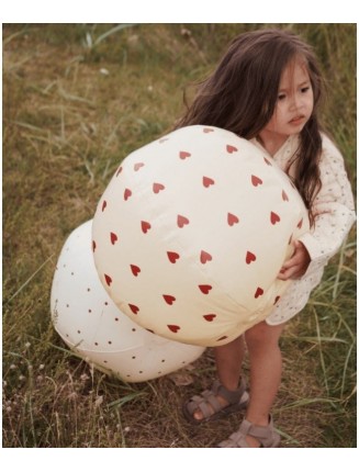Grand ballon gonflable Petit Amour Coeurs rouges de la marque scandinave Konges Slojd